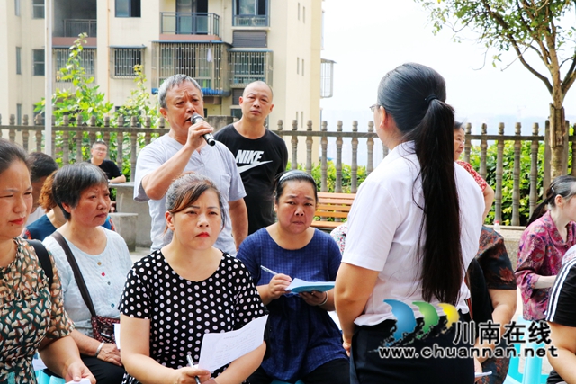 龙马潭区鱼塘街道枣林园社区开展老旧小区改造征求意见院坝会
