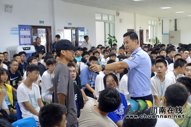 泸州：警盾进校园，给700名学生讲网络安全(图6)