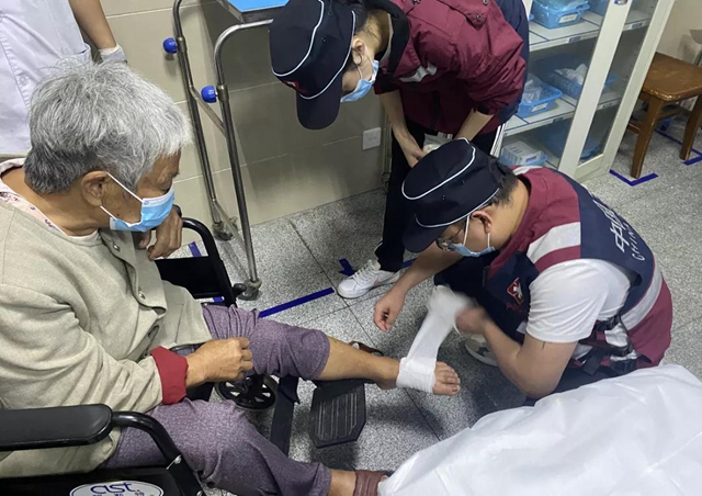【救援直击】泸县地震灾区的人们喝上中药大锅汤啦！(图15)