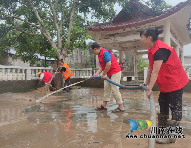 泸县海潮镇：水退人进，干群同心清淤忙