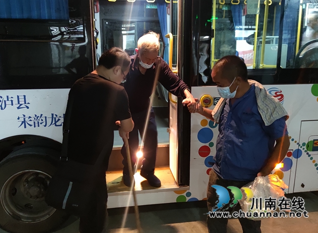 互帮互助显真情！泸县青龙敬老院34位老人震后住上安全新居(图8)