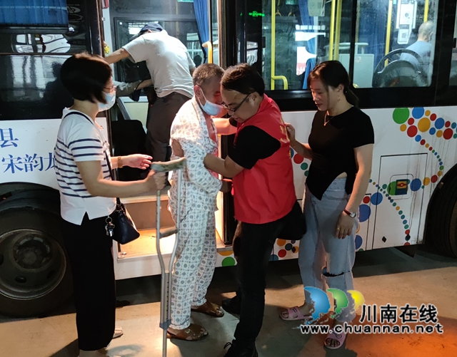 互帮互助显真情！泸县青龙敬老院34位老人震后住上安全新居(图9)