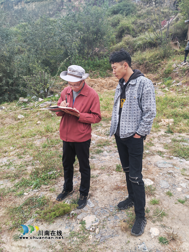 泸州对口帮扶稻城县工作队现场指导村民房屋修建施工