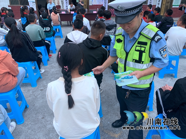 古蔺县大寨苗族乡开展节前普法宣讲走进童伴之家活动(图3)