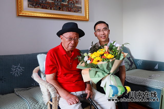 合江县长王波看望慰问合江籍著名作曲家罗念一(图1)