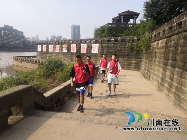 龙马潭区小市街道杜家街社区开展“河小青”志愿护河行动