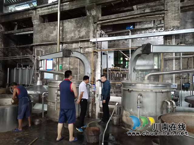 龙马潭区小市街道开展泸州老窖酒窖环保检查