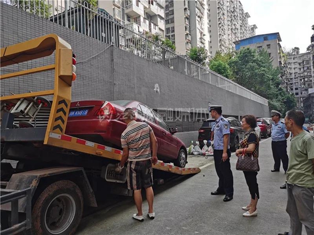 内江交警发出警告：车辆乱停，拖走“巡游”！