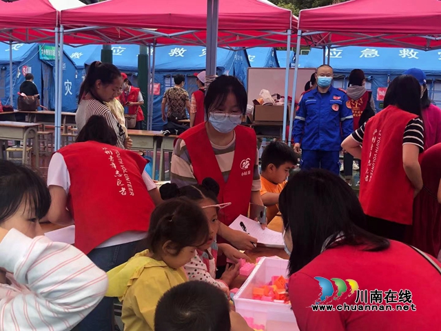 灾难面前，能做多少做多少！西南医科大学人文与管理学院师生党员奔赴泸县抗震救灾一线