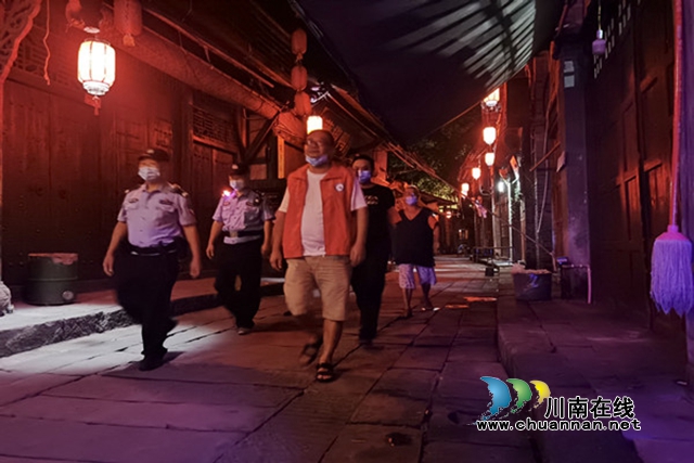 合江县司法局：“法治快递员”开展法治夜巡活动