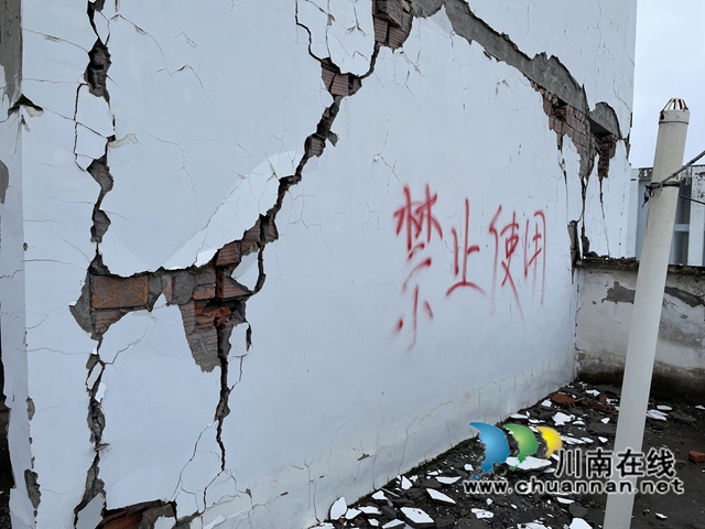 泸县住建局:排查高空安全隐患,保障群众“头顶安全”(图4) 泸县住建局:排查高空安全隐患,保障群众“头顶安全”(图4)