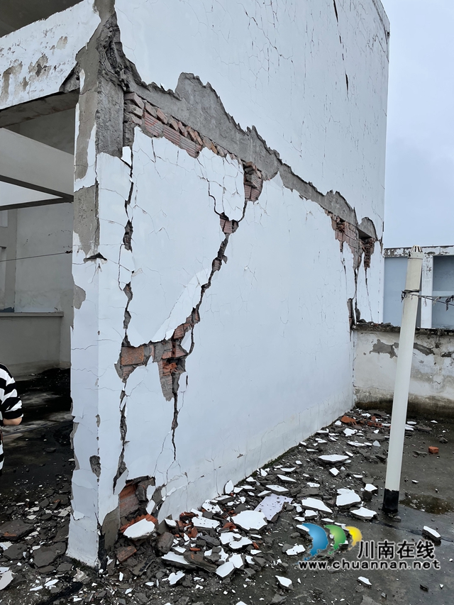泸县住建局:排查高空安全隐患,保障群众“头顶安全”(图3) 泸县住建局:排查高空安全隐患,保障群众“头顶安全”(图3)