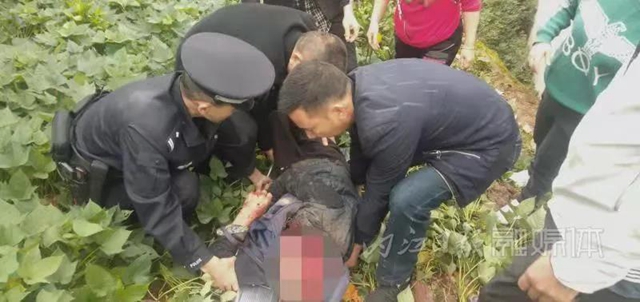 八旬老人摔下10余米悬崖生死不明，内江警察“滑”岩而下