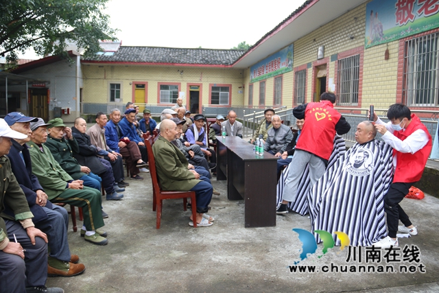 泸县潮河镇：新阶人士为老人爱心义剪(图2)