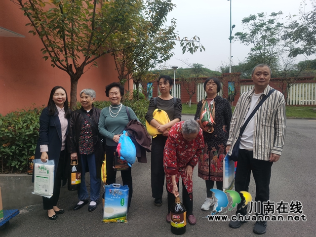 民盟泸州十二中支部开展“九九话重阳，感恩在我心”慰问退休盟员教师活动