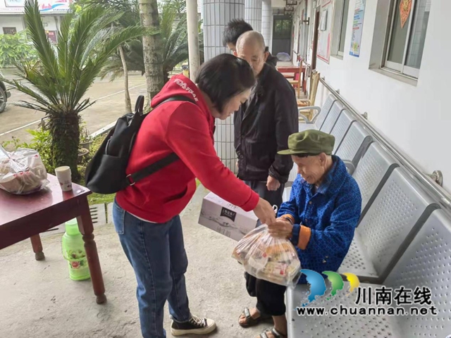龙马潭区鱼塘街道石堡湾社区：九九重阳节，浓浓敬老情