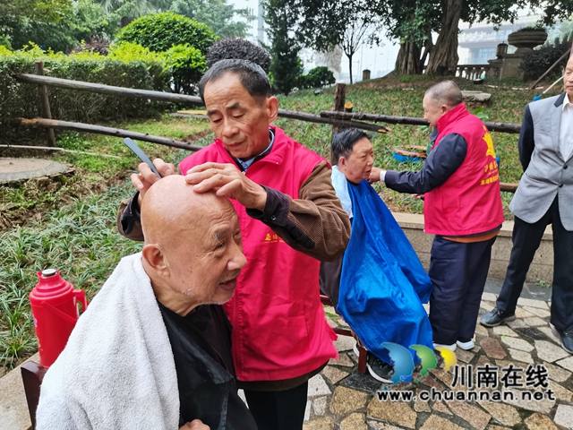 龙马潭区鱼塘街道云华山社区：爱在重阳  情满云华