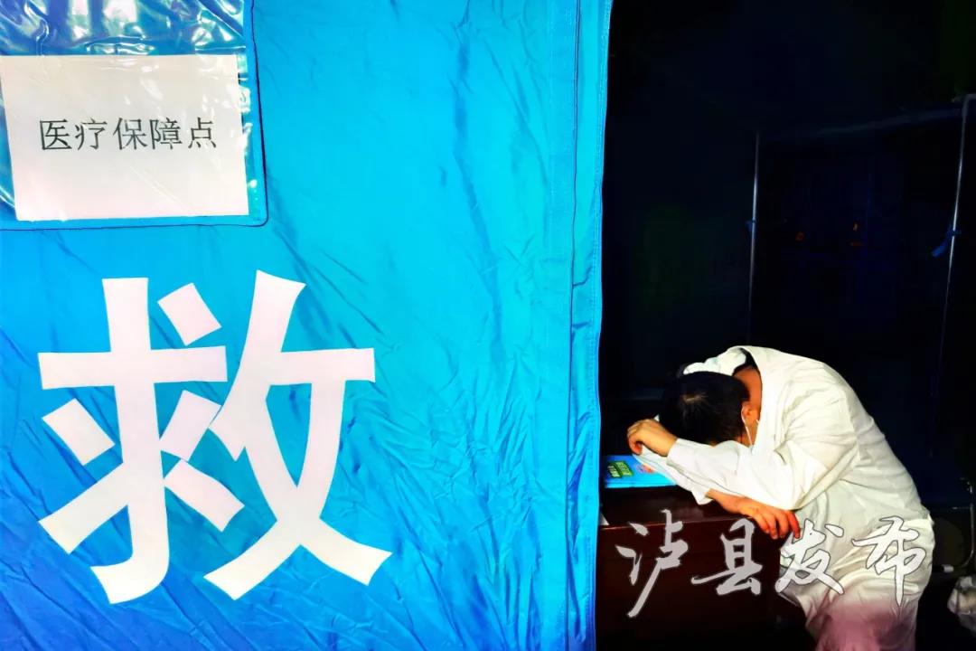 温暖！30张照片定格抗震救灾感人瞬间(图16)