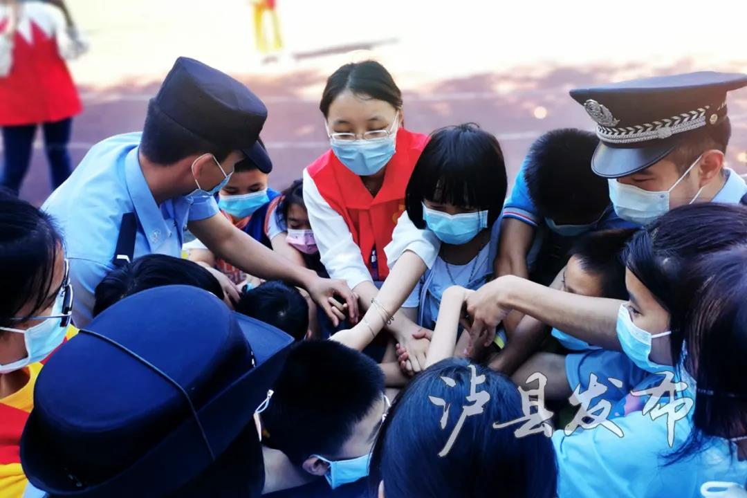 温暖！30张照片定格抗震救灾感人瞬间(图18)