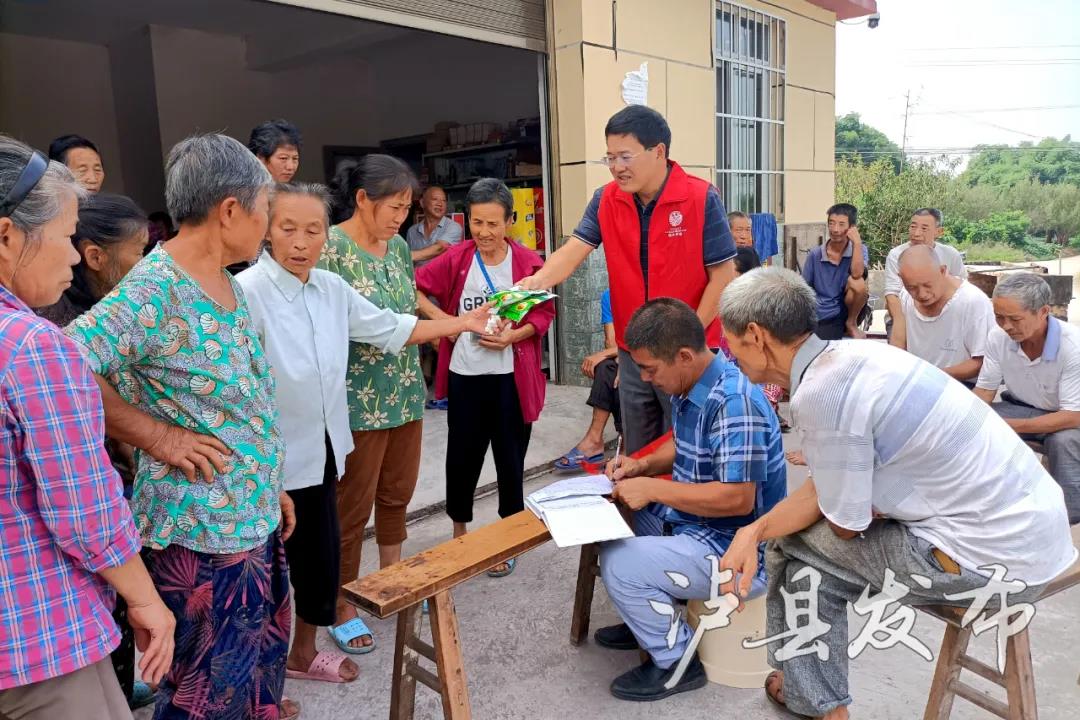 温暖！30张照片定格抗震救灾感人瞬间(图23)