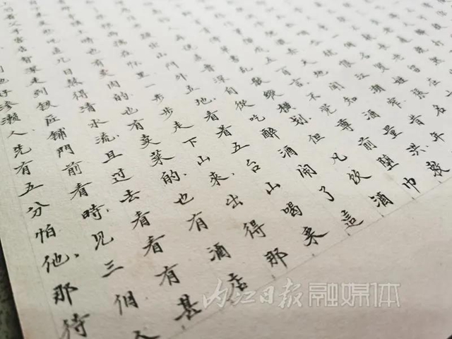 手抄四大名著,写秃100多支毛笔,内江这位七旬老人令人敬佩!(图2) 手抄四大名著,写秃100多支毛笔,内江这位七旬老人令人敬佩!(图2)
