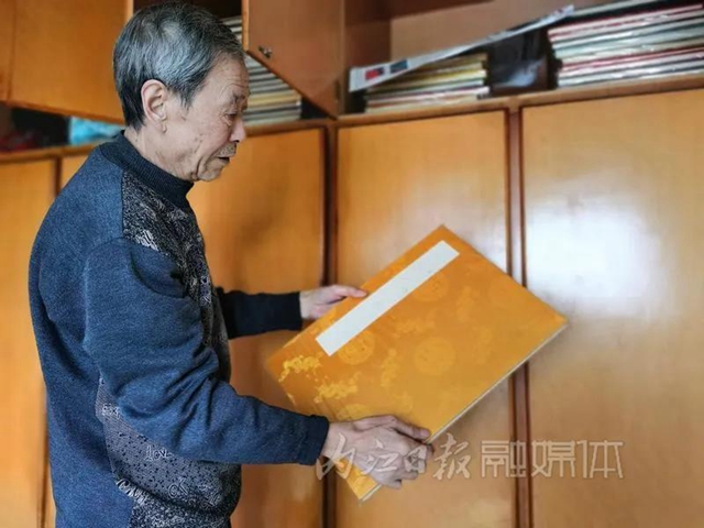 手抄四大名著,写秃100多支毛笔,内江这位七旬老人令人敬佩!(图3) 手抄四大名著,写秃100多支毛笔,内江这位七旬老人令人敬佩!(图3)