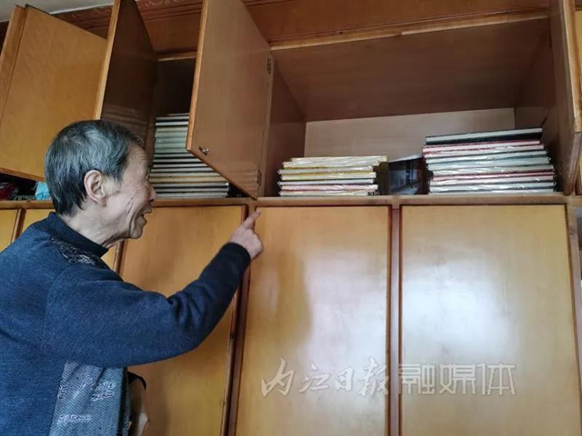 手抄四大名著,写秃100多支毛笔,内江这位七旬老人令人敬佩!(图4) 手抄四大名著,写秃100多支毛笔,内江这位七旬老人令人敬佩!(图4)