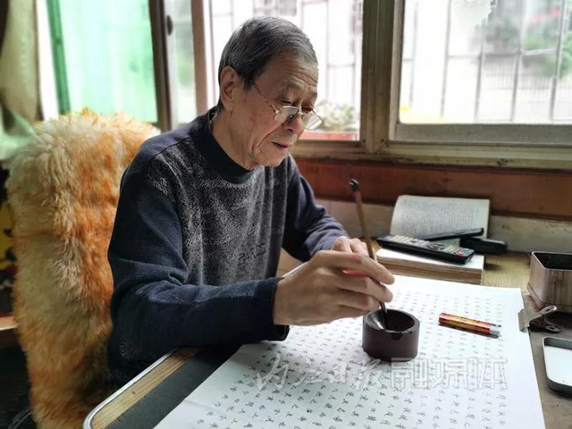 手抄四大名著,写秃100多支毛笔,内江这位七旬老人令人敬佩!(图7) 手抄四大名著,写秃100多支毛笔,内江这位七旬老人令人敬佩!(图7)