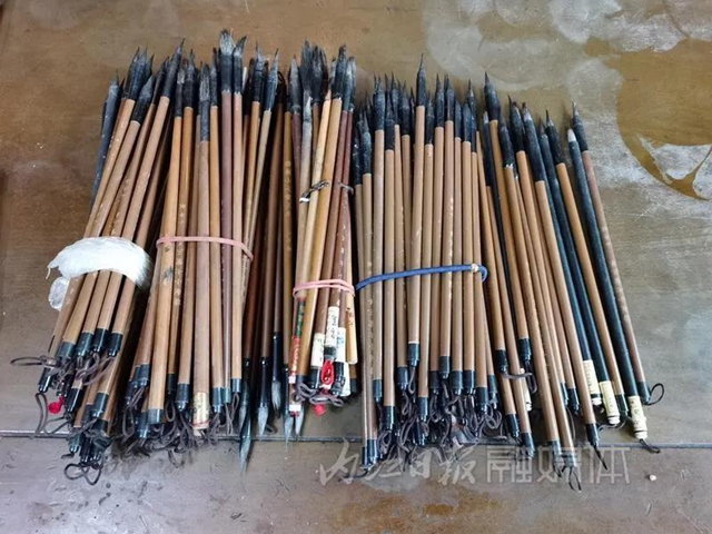手抄四大名著,写秃100多支毛笔,内江这位七旬老人令人敬佩!(图8) 手抄四大名著,写秃100多支毛笔,内江这位七旬老人令人敬佩!(图8)