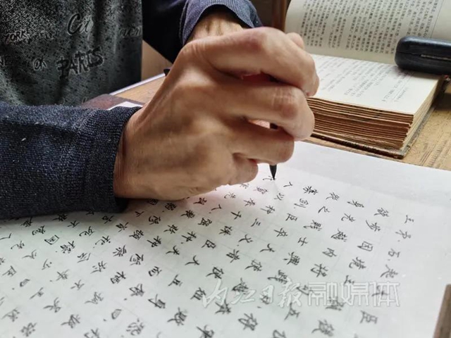 手抄四大名著,写秃100多支毛笔,内江这位七旬老人令人敬佩!(图12) 手抄四大名著,写秃100多支毛笔,内江这位七旬老人令人敬佩!(图12)