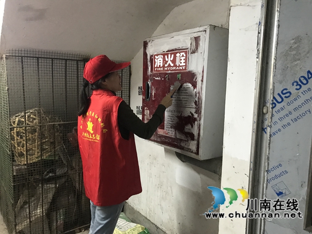 叙永县自然资源和规划局开展“傍晚一小时”清理牛皮癣活动
