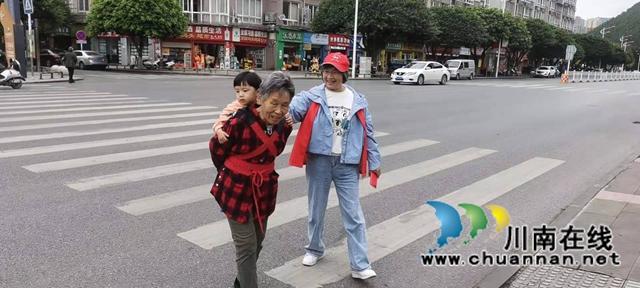 巩固创文成果,古蔺县委统战部志愿者在行动(图4) 巩固创文成果,古蔺县委统战部志愿者在行动(图4)