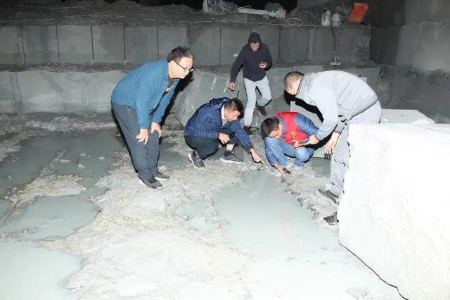 恐龙？还是……隆昌这里一工地挖出巨型骨骼化石(图2)