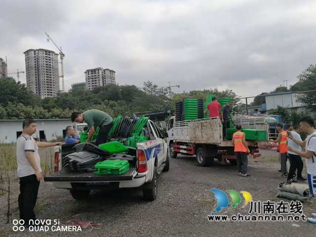 龙马潭区向各镇街发放分类垃圾桶和垃圾袋