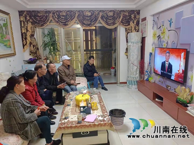 龙马潭区红星街道长桥社区万象城网格党支部组织党员观看《党课开讲啦》第一期《党的光辉历程》