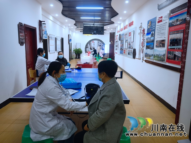 龙马潭区红星街道龙桥子社区联合红星卫生院开展“携手家庭医生 共筑健康生活”全民预防保健免费体检进社区活动