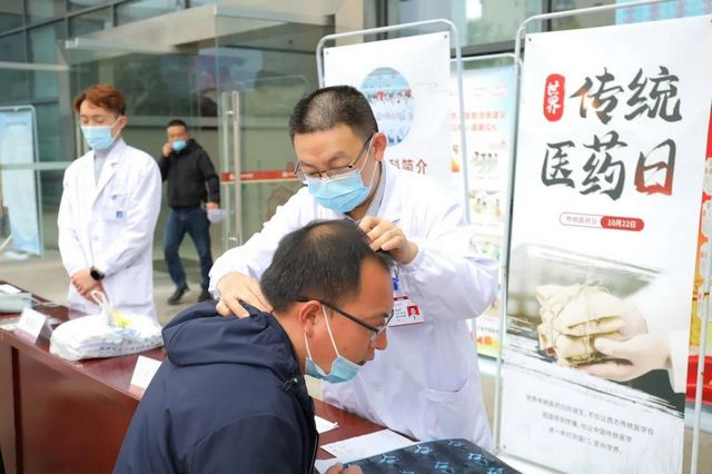 【我为群众办实事】中医药传承志愿者在行动，心系百姓健康！(图2)