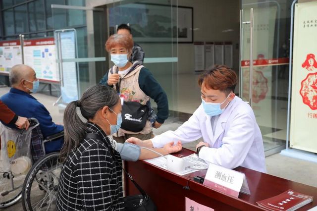 【我为群众办实事】中医药传承志愿者在行动，心系百姓健康！(图6)