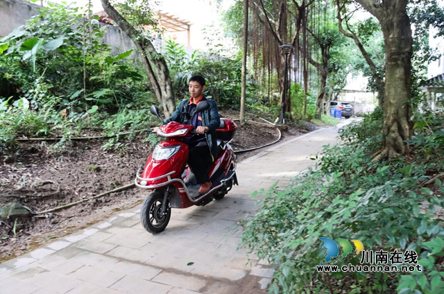 三十年如一日 泸州电工师傅何明的别样人生(图1) 三十年如一日 泸州电工师傅何明的别样人生(图1)