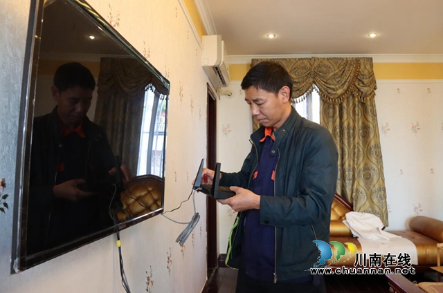 三十年如一日 泸州电工师傅何明的别样人生(图4) 三十年如一日 泸州电工师傅何明的别样人生(图4)