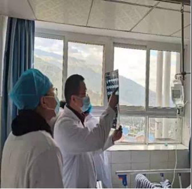 看病不再翻越3000米高山 彝乡百姓说：西南医大附院医生，瓦吉瓦！(图2)