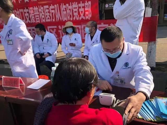 看病不再翻越3000米高山 彝乡百姓说：西南医大附院医生，瓦吉瓦！(图6)