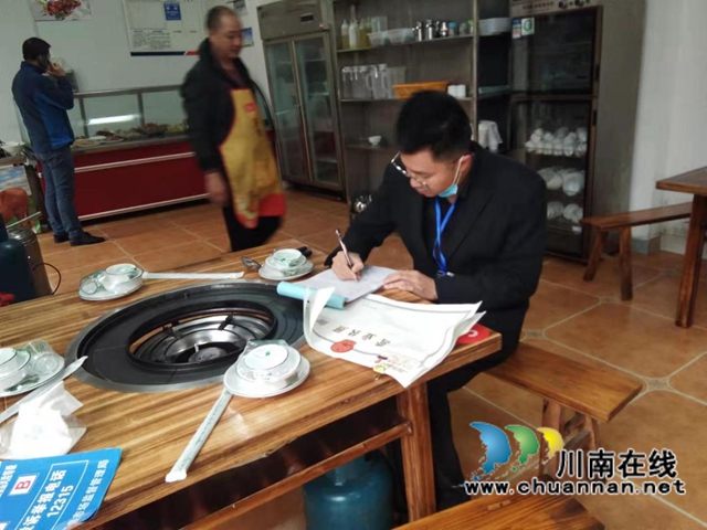 泸县云龙镇开展餐饮单位燃气安全检查(图1)