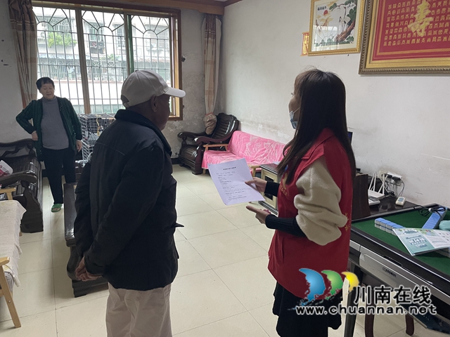 龙马潭区小市街道杜家街社区开展垃圾分类入户宣传活动