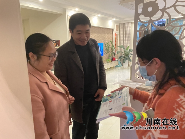 龙马潭区小市街道杜家街社区开展垃圾分类入户宣传活动(图2) 龙马潭区小市街道杜家街社区开展垃圾分类入户宣传活动(图2)
