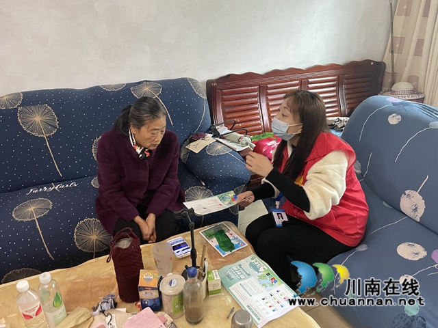 龙马潭区小市街道杜家街社区开展垃圾分类入户宣传活动(图3) 龙马潭区小市街道杜家街社区开展垃圾分类入户宣传活动(图3)