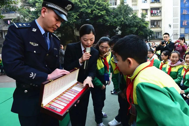 江阳法院小姐姐化身“法治副校长” ,让法治阳光洒满校园(图5) 江阳法院小姐姐化身“法治副校长” ,让法治阳光洒满校园(图5)