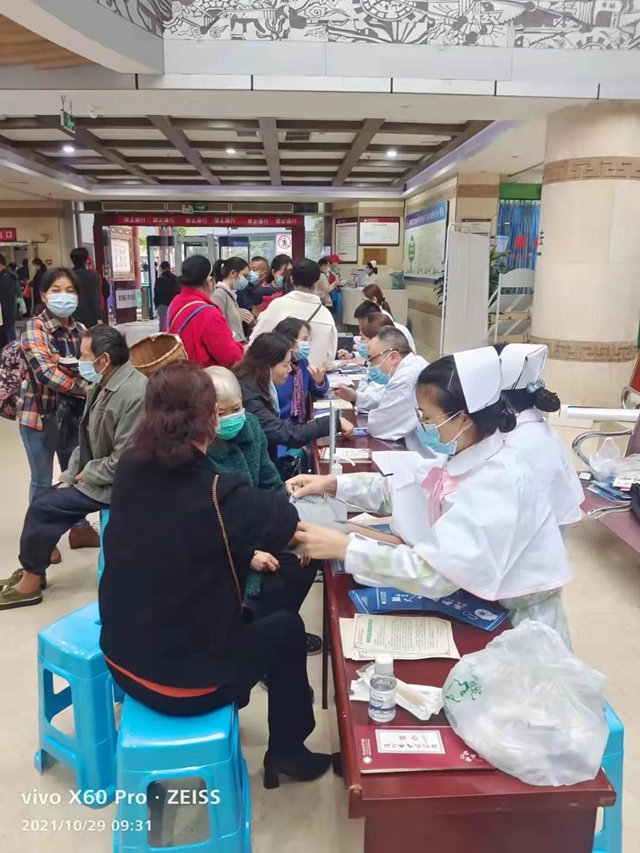 分秒“B”争，救治大脑 泸州市中医医院开展“世界卒中日”义诊科普宣传活动