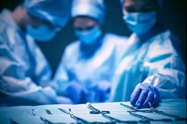 【关注】男子腰痛，医生取出21颗“骨头渣渣”！(图2)