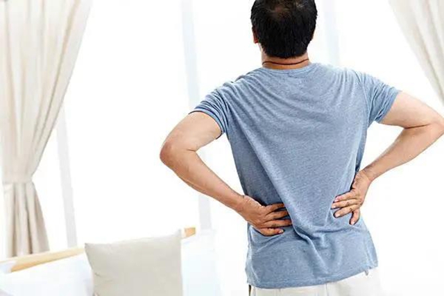【关注】男子腰痛，医生取出21颗“骨头渣渣”！(图9)